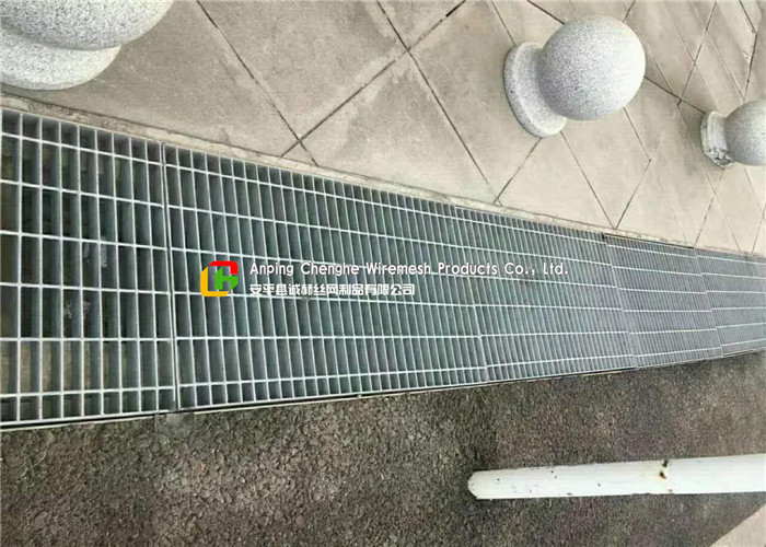 Anti Slip Outdoor Drain Grate Covers , Serrated Steel Trench Covers Grates for sale
