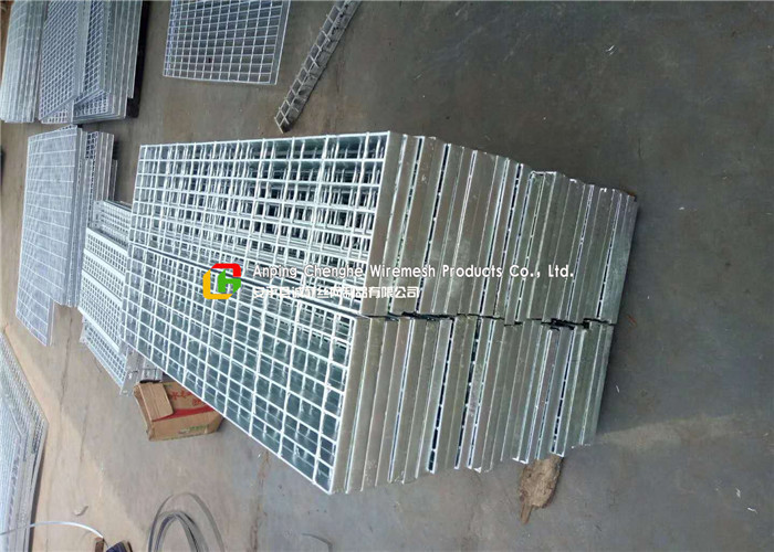 Stair Tread Serrated Steel Grating Custom Width HDG Surface Treatment for sale