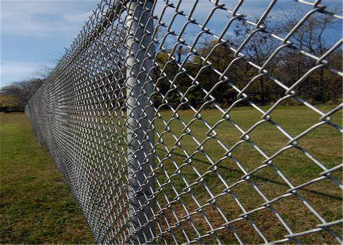 China 50x50mm 2'' Opening Holes 6ft Chain Link Fence Fabric Size Customized for sale
