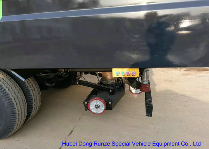 Street Road Sweeper Truck , Vacuum Sweeper Truck For Parking Lot / Airport Road