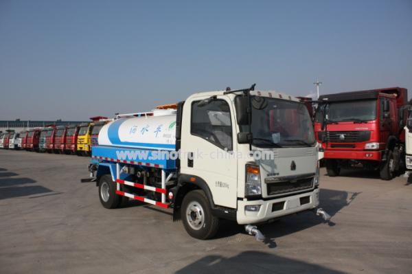 Cheap 116 Hp Wihte HOWO 4X2 Water Tank Light Commercial Trucks 8CBM Tire 7.00R16 for sale