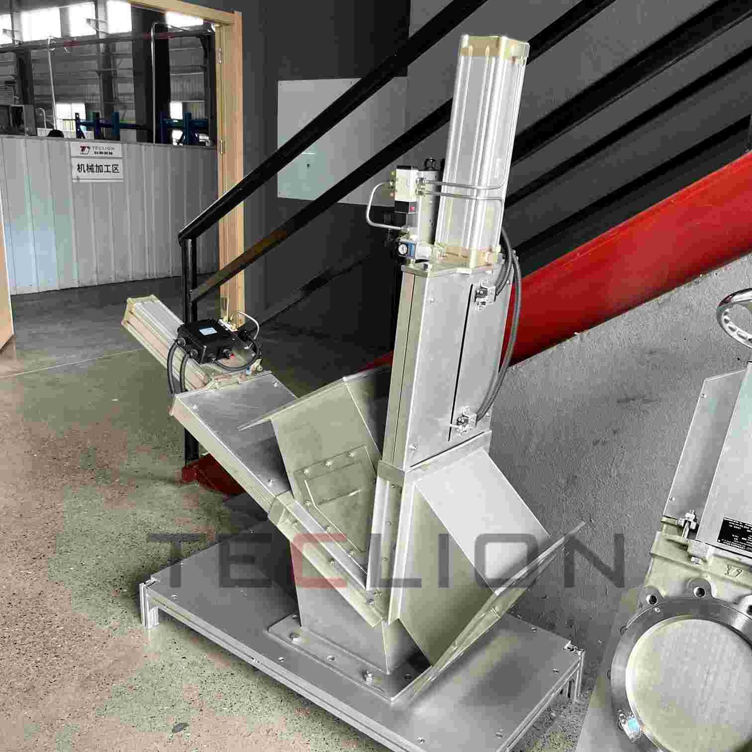 Gravity feeding dual channel cutting valve