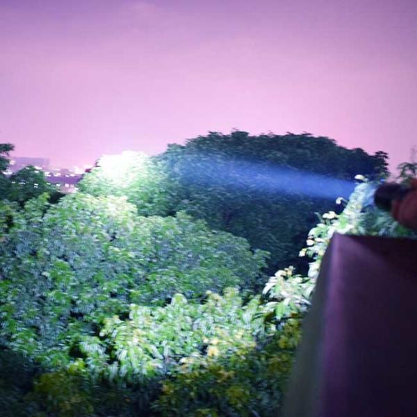 Safe 5W Usb Rechargeable LED Flashlight With Power Bank 350m Lighting Distance