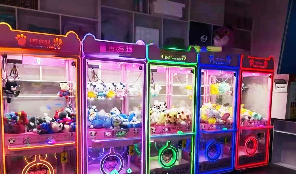Dreamland Hot Sale Transparent Doll Park Arcade Claw Crane Machine For sale UK
