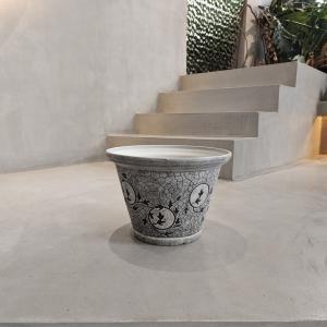 China Lightweight Indoor Outdoor Plastic Plant Pots With Drainage Holes on sale