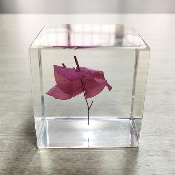 transparent cubic shaped resin paper weight with real dry flowers for home and office decor
