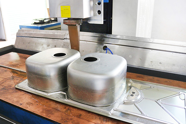 Hwashi Automatic Sink Roll Welding Machine / Sink Manufacturing Equipment