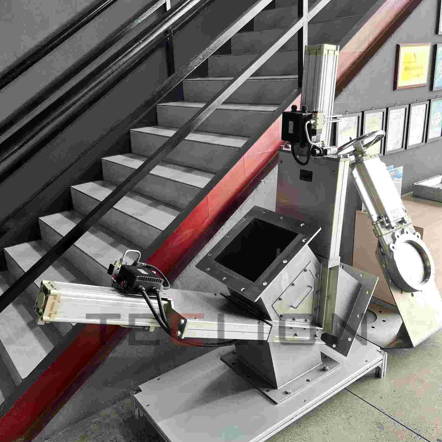 Gravity feeding dual channel cutting valve
