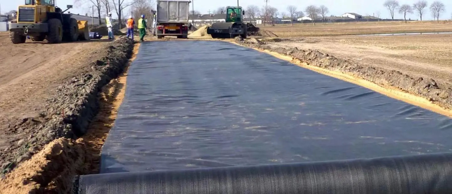 Alkali Resistant PP Woven Geotextile Fabric Roll For Driveway And Road Stabilization