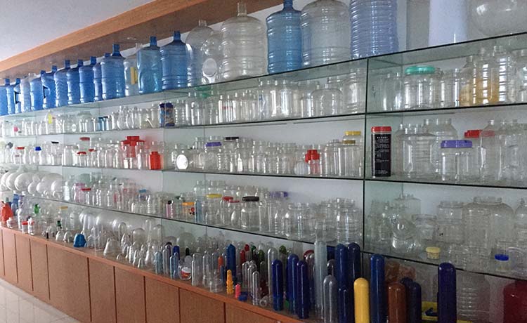 DELTA PLC Controlled 4 Cavity Semi Automatic Pet Blowing Machine for 2000ml Bottles