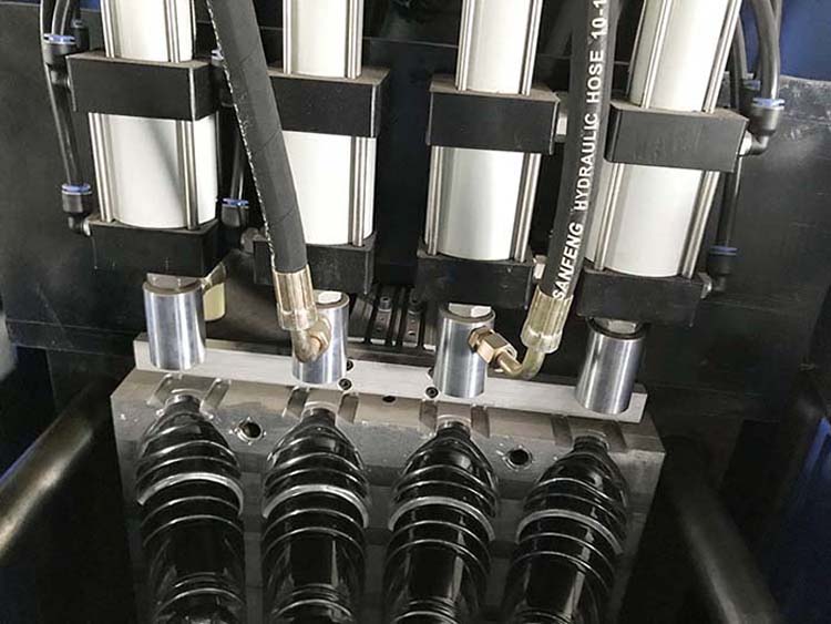 DELTA PLC Controlled 4 Cavity Semi Automatic Pet Blowing Machine for 2000ml Bottles