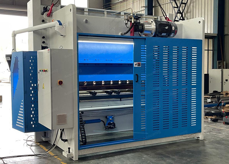 Delem DA53T Fully Computer Controlled Hydraulic Press Brake 220t 3200mm Press Bending Machine Manufacturing