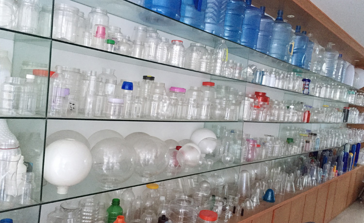 DELTA PLC Controlled 4 Cavity Semi Automatic Pet Blowing Machine for 2000ml Bottles