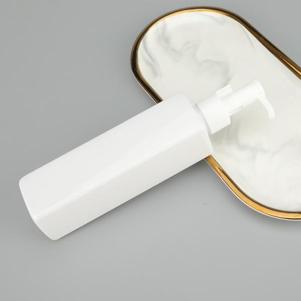 Transparent PET Spray Bottles In Various Capacities For Everyday Use