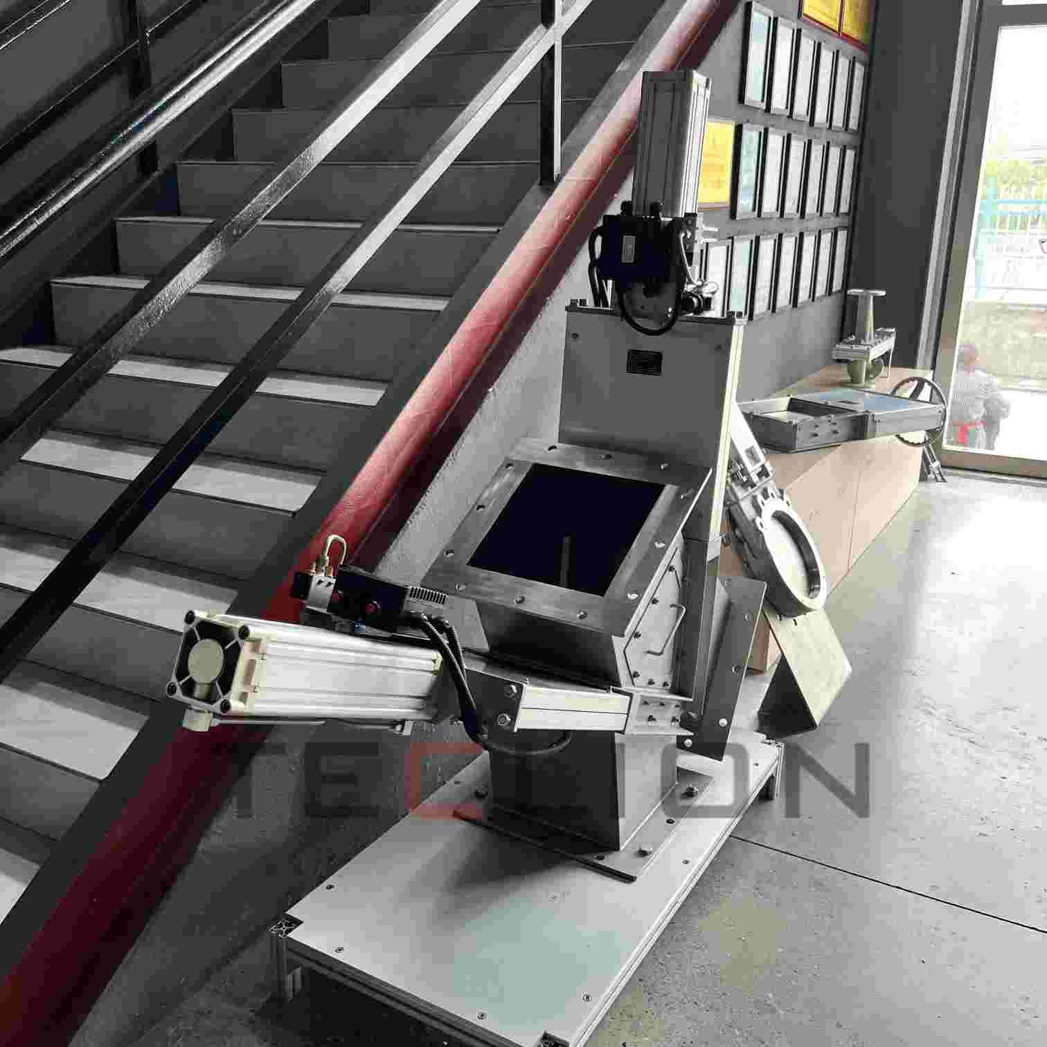 Gravity feeding dual channel cutting valve