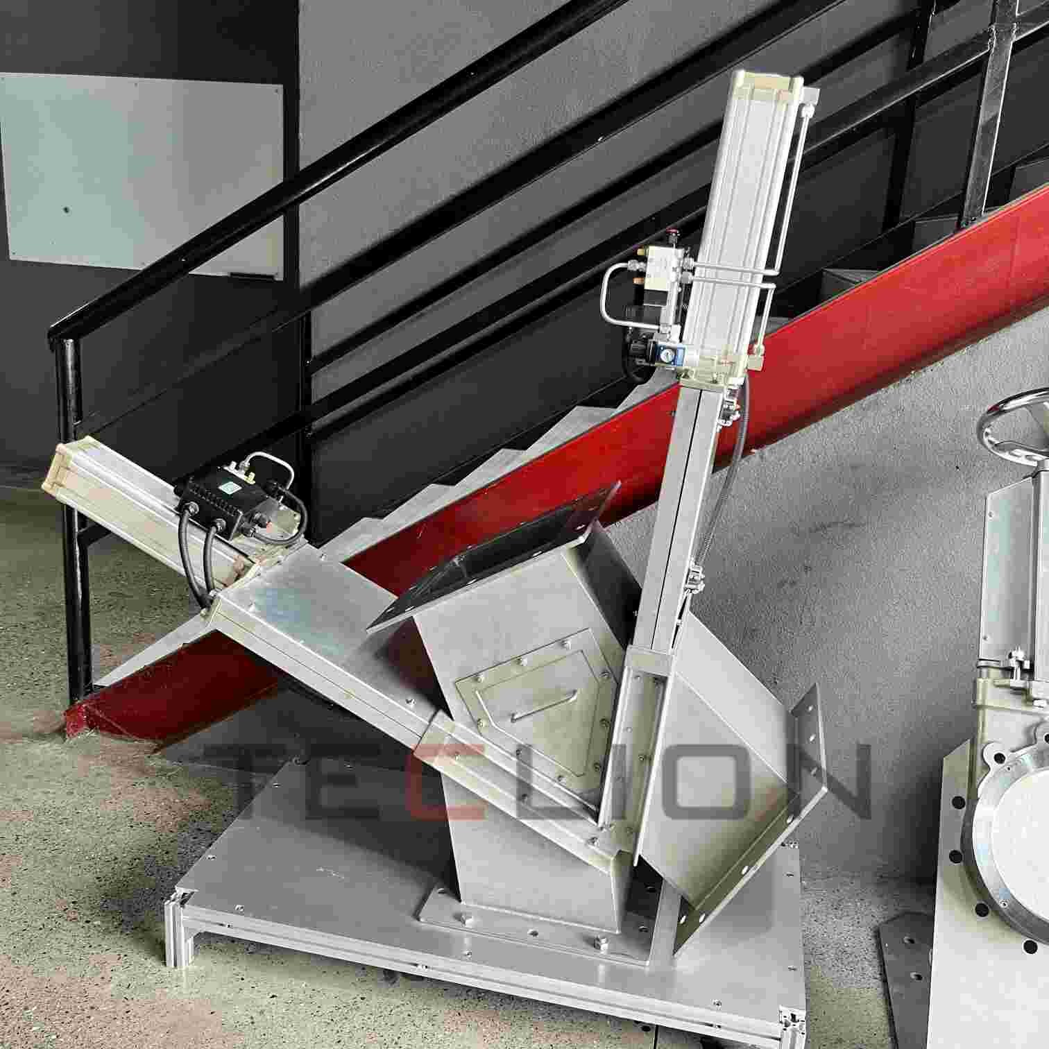 Gravity feeding dual channel cutting valve