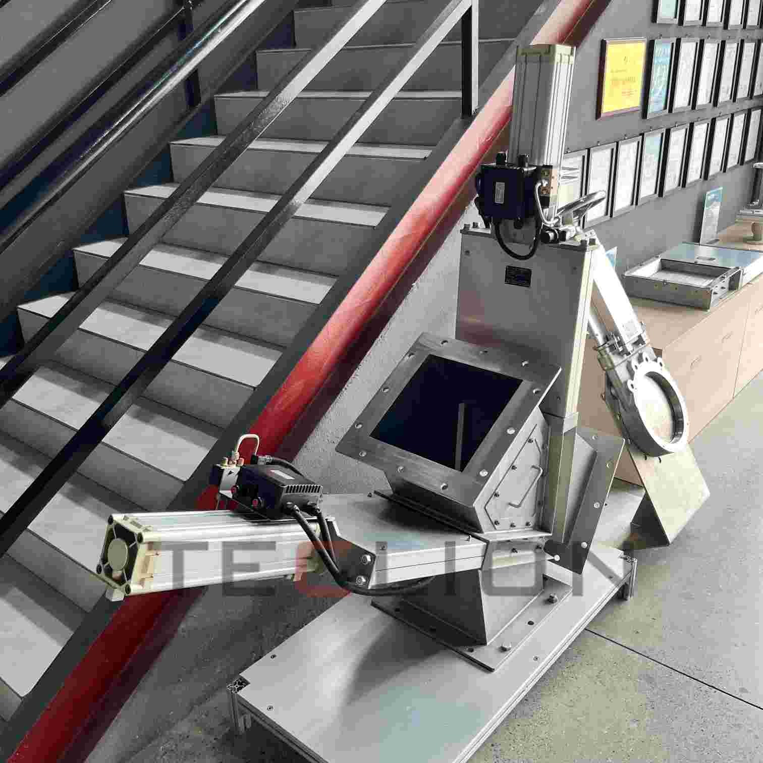 Gravity feeding dual channel cutting valve