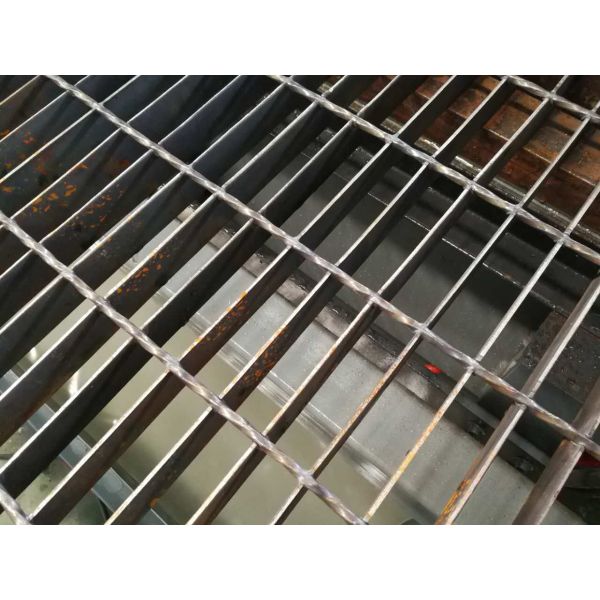 Servo Motor Semi Automatic Steel Grating Welding Machine