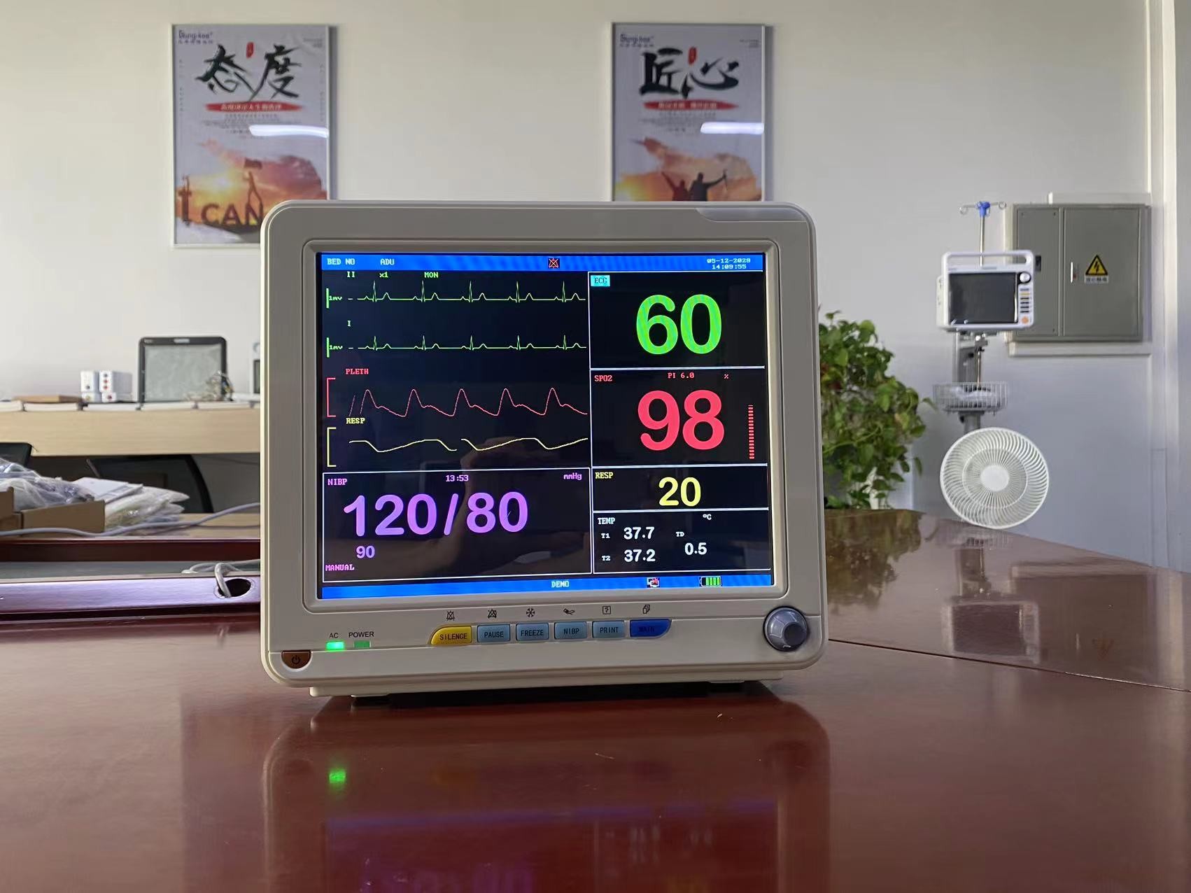 Portable Medical Monitoring Devices With 12.1 Inch TFT LCD Screen Vital Signs Monitors