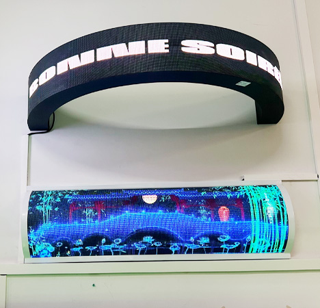 LED Digital Signage Advanced Curved Design Weather-Resistant Build Mobile Digital Signage