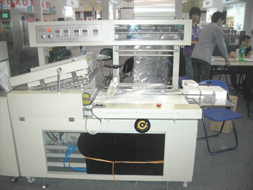 Environmental Shrink Film Automated Packaging Machine With Touch Screen