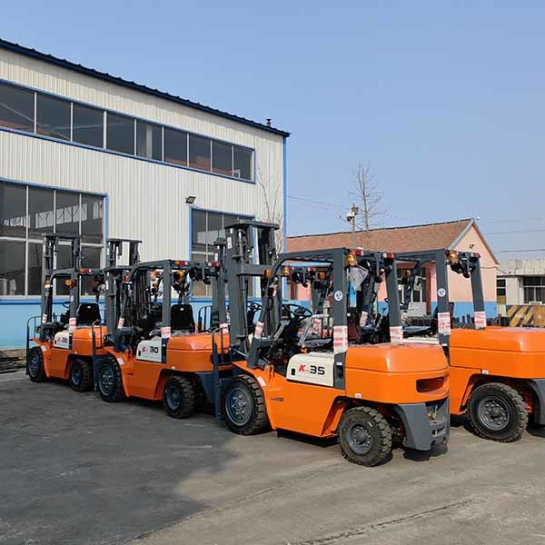 3000kgs Diesel Counterbalance Triplex Mast With Pull And Push Attachment