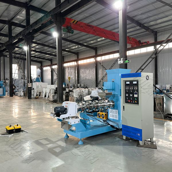 Floating fish feed extruder machine close-up