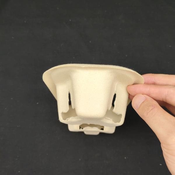 The environmentally friendly embedded paper trays for coffee of brands such as Starbucks and Luckin can keep the coffee fixed in the bag. They are