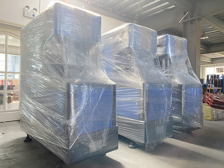 DELTA PLC Controlled 4 Cavity Semi Automatic Pet Blowing Machine for 2000ml Bottles