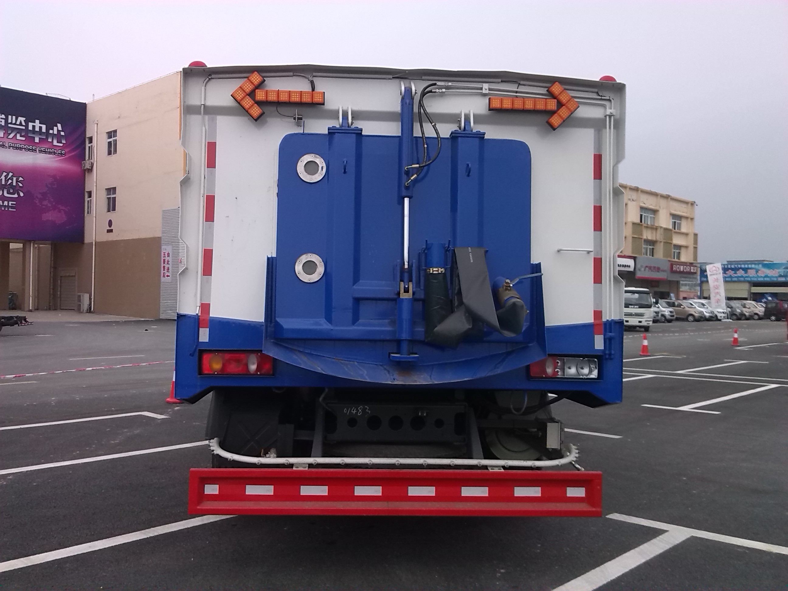Dongfeng brand 4x2 Street Cleaning Truck, Small Vacuum Sweeper Truck road sweeping vehicle For Sale
