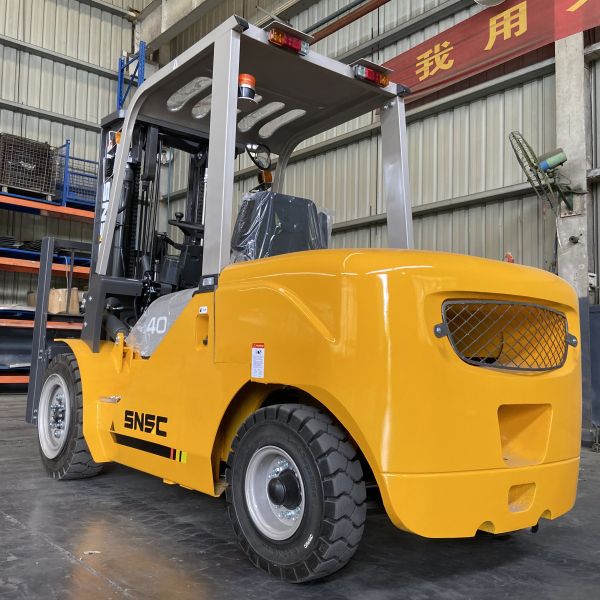 1150mm Fork Length 4 Ton 4-Wheel Telehandler Forklifts for Off Road and Rough Terrain