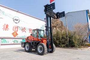 China Safety Rough Terrain Straight Mast Forklift Up To 5Mph Travel Speed on sale