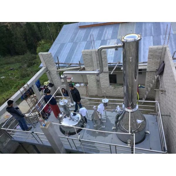 Professional Essential Oil Distillation Machine with 50L-4000L Volume and Stainless Steel Material