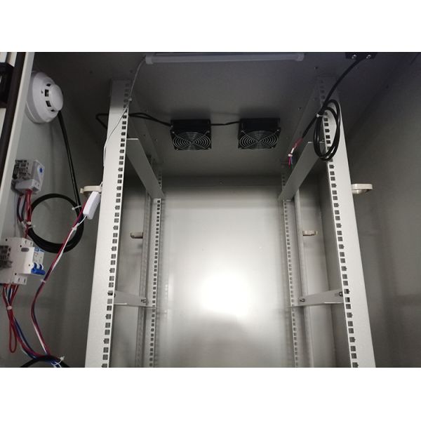 Vertical Dustproof Network Equipment Rack 42U Outdoor Telecom Battery Cabinet