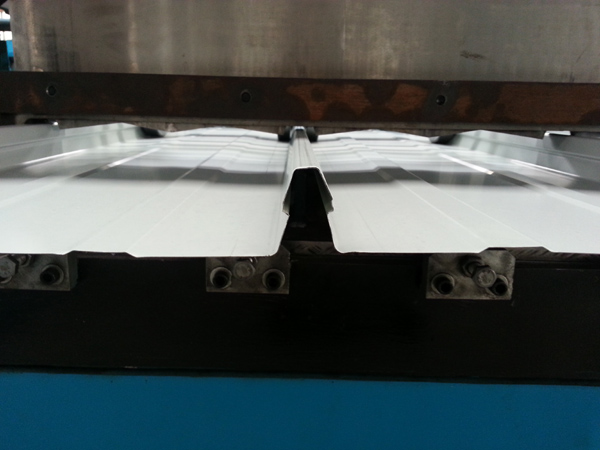 Metal Steel Roof Kliplock Roll Forming Machine Gcr15 Chrome Plated Surface