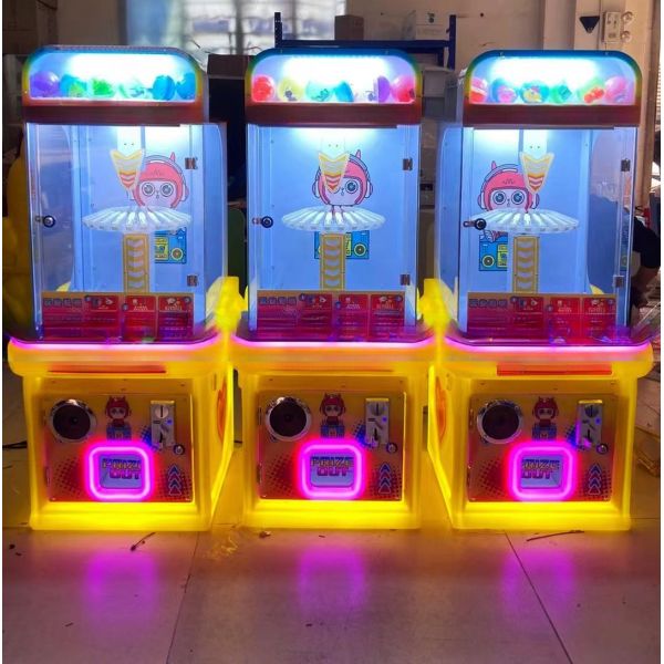 Dreamland Mini Coin Operated Cheap Amusement Gift Game Machine Children Clip Sticker Card Clamp Machine