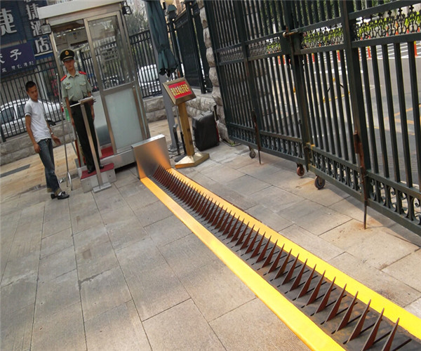 Black / Yellow 3 Meter Retractable Security Automatic Tire Killer For Prison