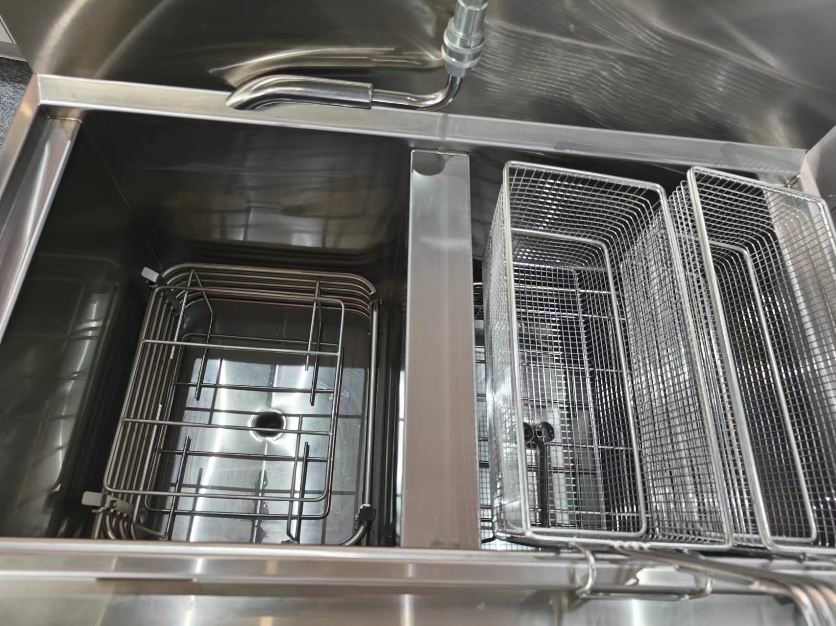 Three Pots Six Baskets Electric Digital Computer Panel Open Deep Fryer With Oil Filtration