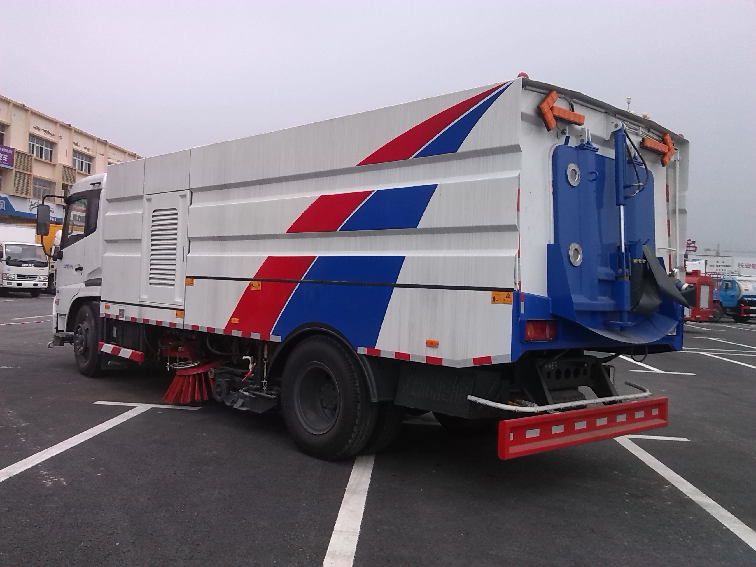 Dongfeng brand 4x2 Street Cleaning Truck, Small Vacuum Sweeper Truck road sweeping vehicle For Sale