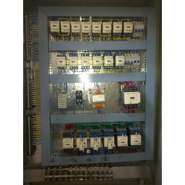 Tower crane distribution box