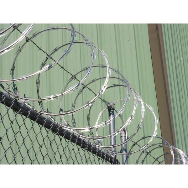 Galvanized welded razor wire mesh fencing/straight line razor barbed welded mesh