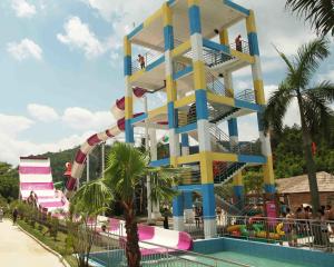 Giant Aqua Park Equipment Exciting Swimming Pool Fiberglass Waterslides For Adults