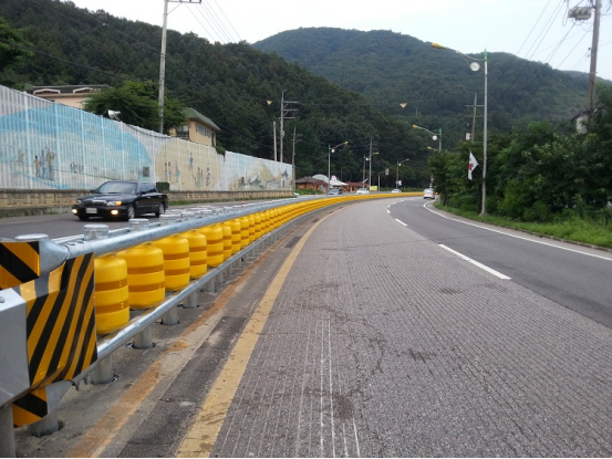 Roadway Traffic Rolling Type Safety EVA Roller Barrier ISO Standard